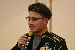 閉会の挨拶をしている写真