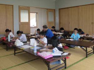 元気っ子子ども教室サポーター活動の様子（宿題見守り）